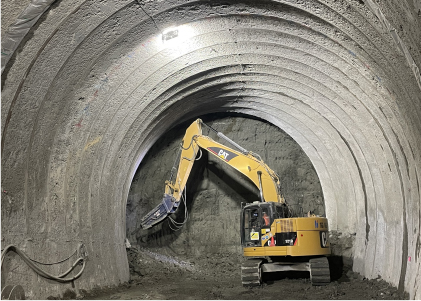 トンネルを掘削している状況です。